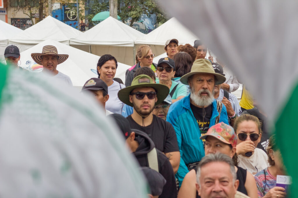 Caminata Tres Esquinas en Fusagasugá: Crónica, Ruta y Fotos (2026) 15 Multitud de senderistas reunidos en la Plaza Mayor para la Caminata Tres Esquinas en Fusagasuga
