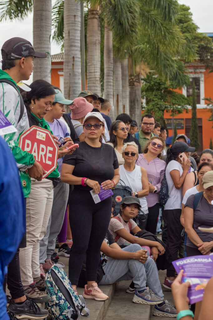 Caminata Tres Esquinas en Fusagasugá: Crónica, Ruta y Fotos (2026) 16 Caminantes sentados y de pie en escalones de la Plaza Mayor de Fusagasuga con senalizacion vial del IDERF