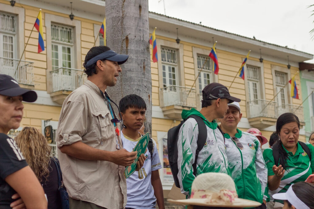 Caminata Tres Esquinas en Fusagasugá: Crónica, Ruta y Fotos (2026) 17 Instructores del IDERF dando instrucciones técnicas para la caminata Tres Esquinas en Fusagasuga