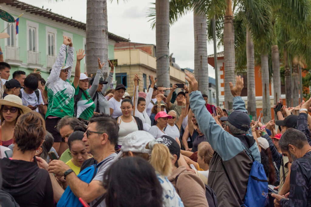 Caminata Tres Esquinas en Fusagasugá: Crónica, Ruta y Fotos (2026) 3 Cientos de personas haciendo estiramientos dirigidos por el IDERF en la Plaza Mayor de Fusagasuga