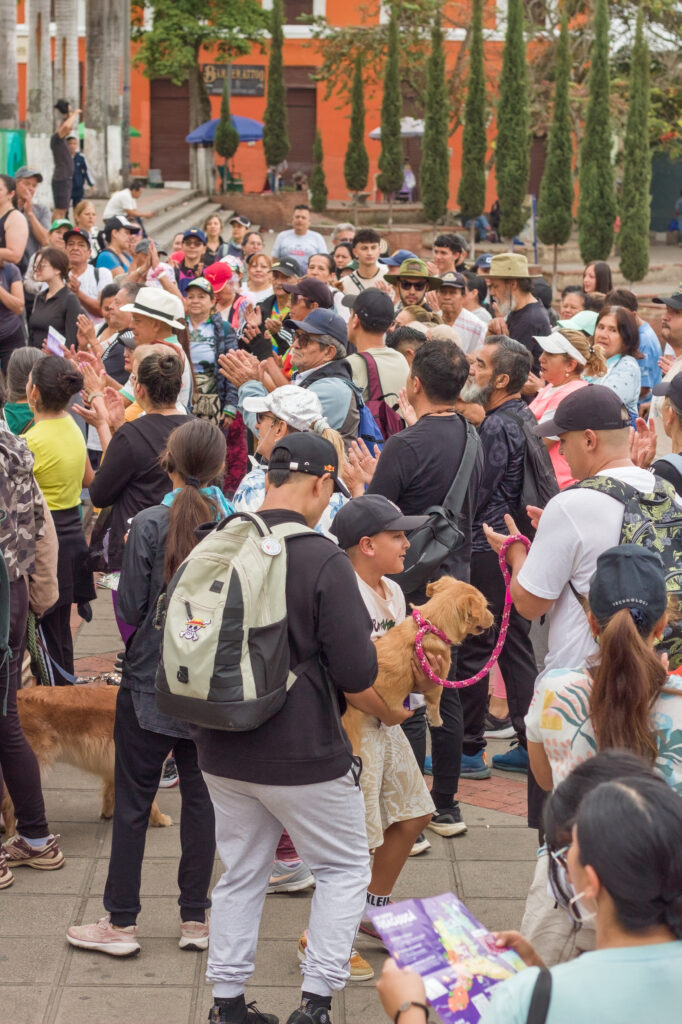 Caminata Tres Esquinas en Fusagasugá: Crónica, Ruta y Fotos (2026) 4 Senderistas aplaudiendo la bienvenida y niño con su perro en la salida de senderismo en Fusagasuga