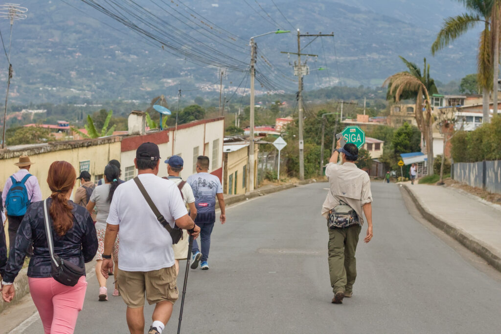Caminata Tres Esquinas en Fusagasugá: Crónica, Ruta y Fotos (2026) 7 Guia de Secretaría de Cultura y Turismo con paleta vial verde guiando a los senderistas en Fusagasuga