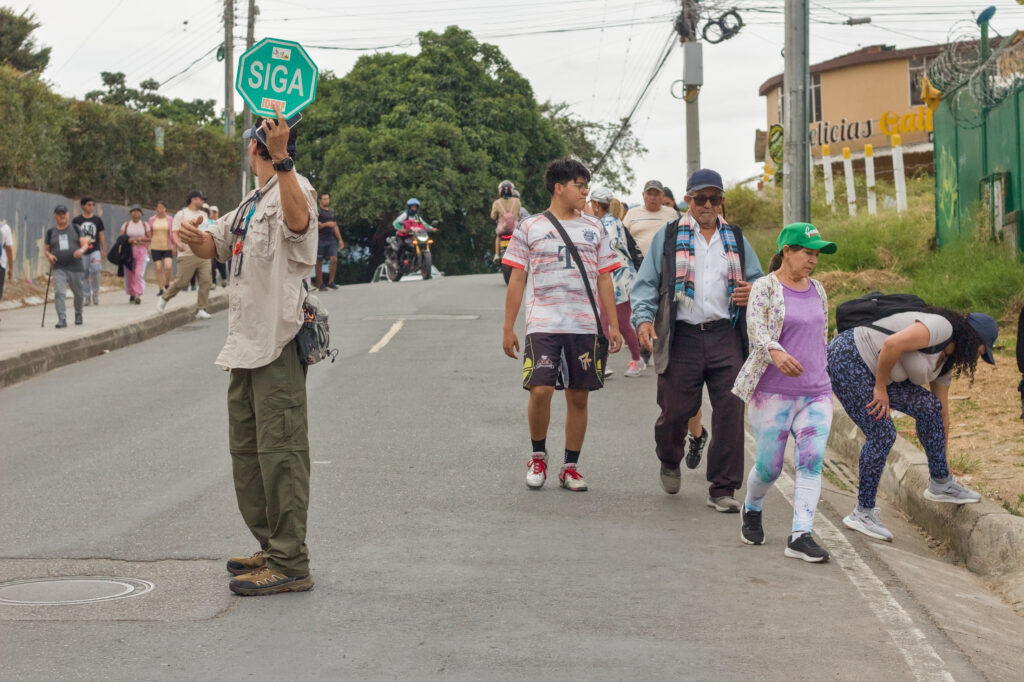 Caminata Tres Esquinas en Fusagasugá: Crónica, Ruta y Fotos (2026) 26 Adultos mayores con ruanas y ropa deportiva participando en senderismo en Fusagasuga