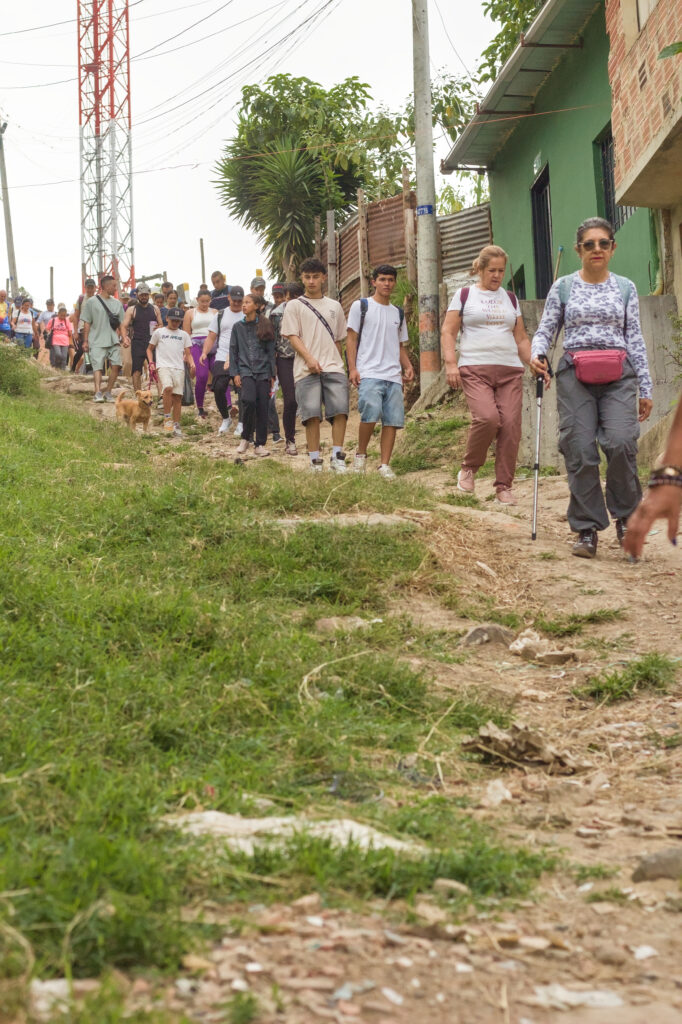 Caminata Tres Esquinas en Fusagasugá: Crónica, Ruta y Fotos (2026) 28 Caminantes con bastón de trekking y perro descendiendo por sendero en Fusagasuga