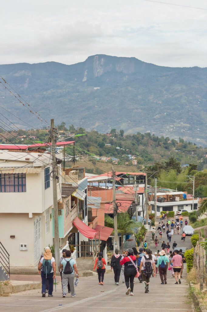 Caminata Tres Esquinas en Fusagasugá: Crónica, Ruta y Fotos (2026) 6 Calle empinada en descenso con vista al Cerro en caminata de Fusagasuga