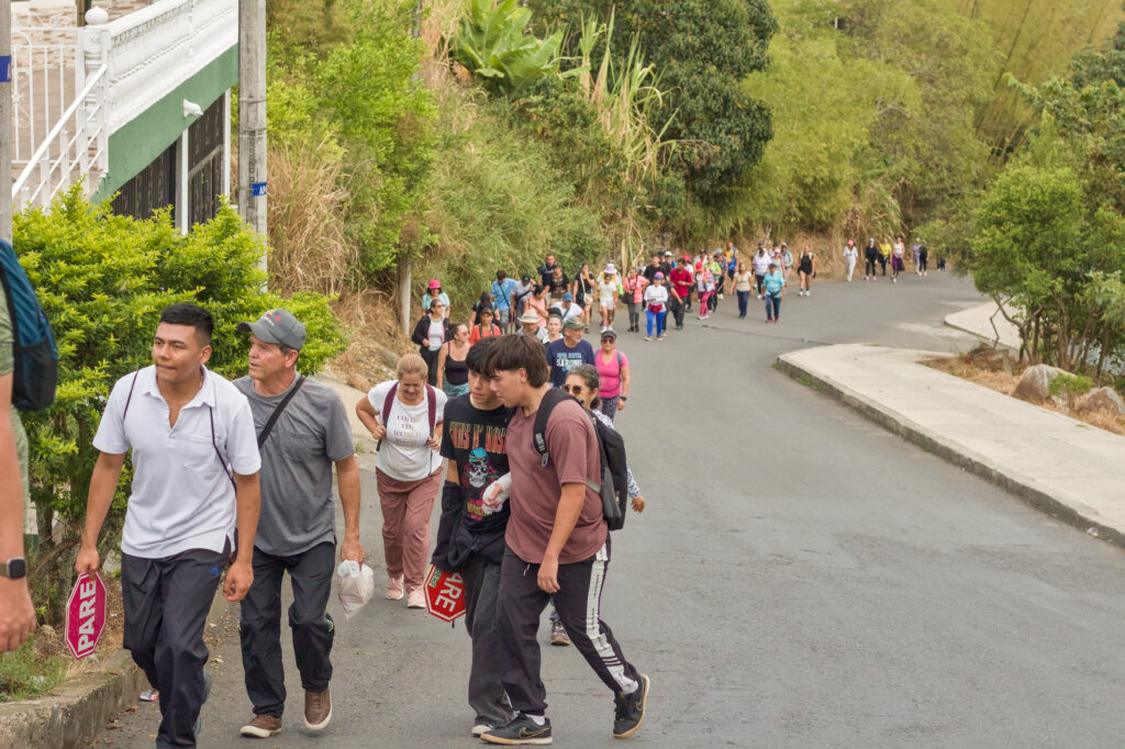 Caminata Tres Esquinas en Fusagasugá: Crónica, Ruta y Fotos (2026) 34 Voluntarios del IDERF con senales de PARE en curva vial rodeada de guaduas en Fusagasuga