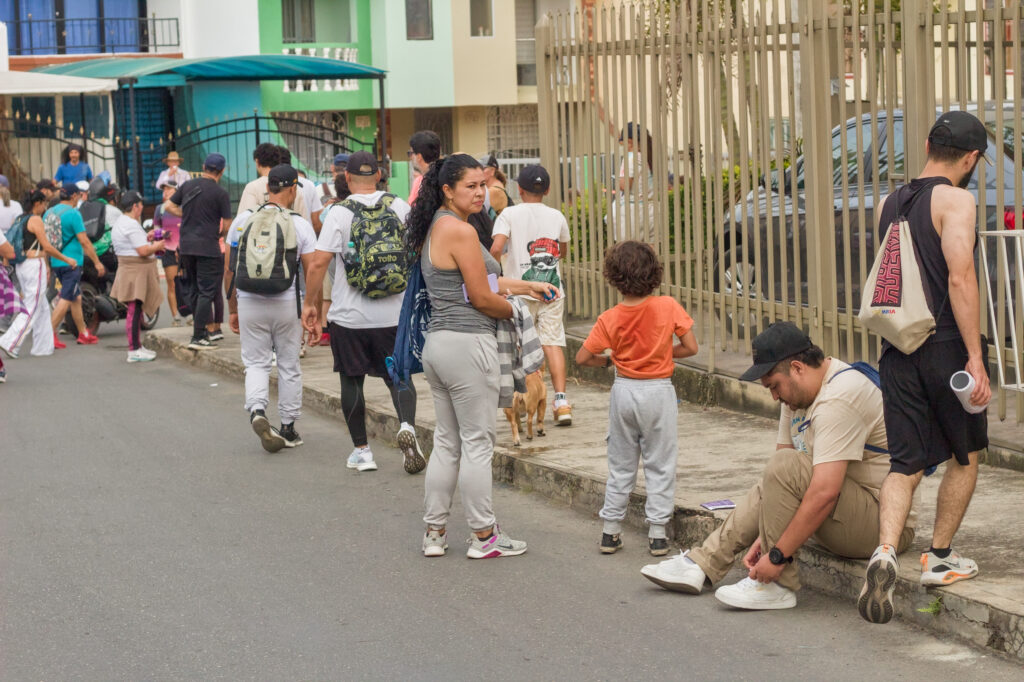 Caminata Tres Esquinas en Fusagasugá: Crónica, Ruta y Fotos (2026) 35 Senderista amarrandose los cordones en el anden durante caminata en Fusagasuga
