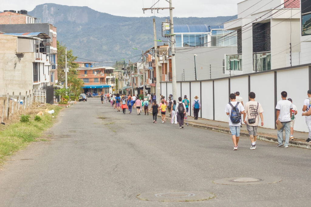 Caminata Tres Esquinas en Fusagasugá: Crónica, Ruta y Fotos (2026) 36 Jovenes caminando por avenida hacia el perimetro rural con montanas al fondo en Fusagasuga
