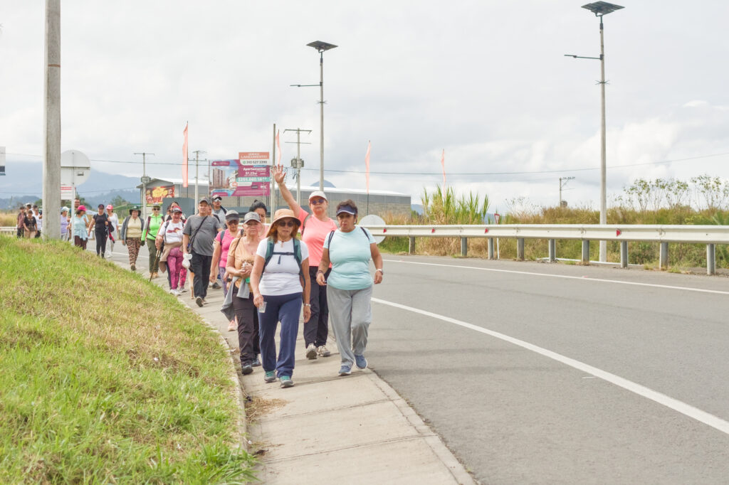 Caminata Tres Esquinas en Fusagasugá: Crónica, Ruta y Fotos (2026) 39 Senderistas caminando por el anden lateral de la Variante Panamericana en Fusagasuga