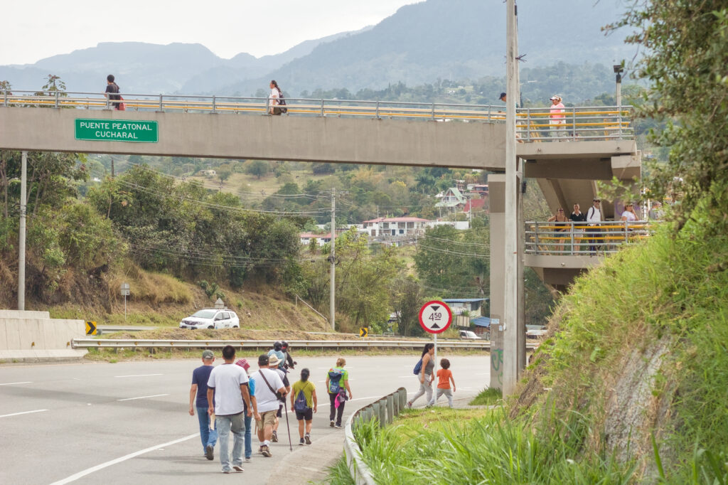 Caminata Tres Esquinas en Fusagasugá: Crónica, Ruta y Fotos (2026) 8 Caminantes aproximandose a la rampa del Puente Peatonal Cucharal en Fusagasuga