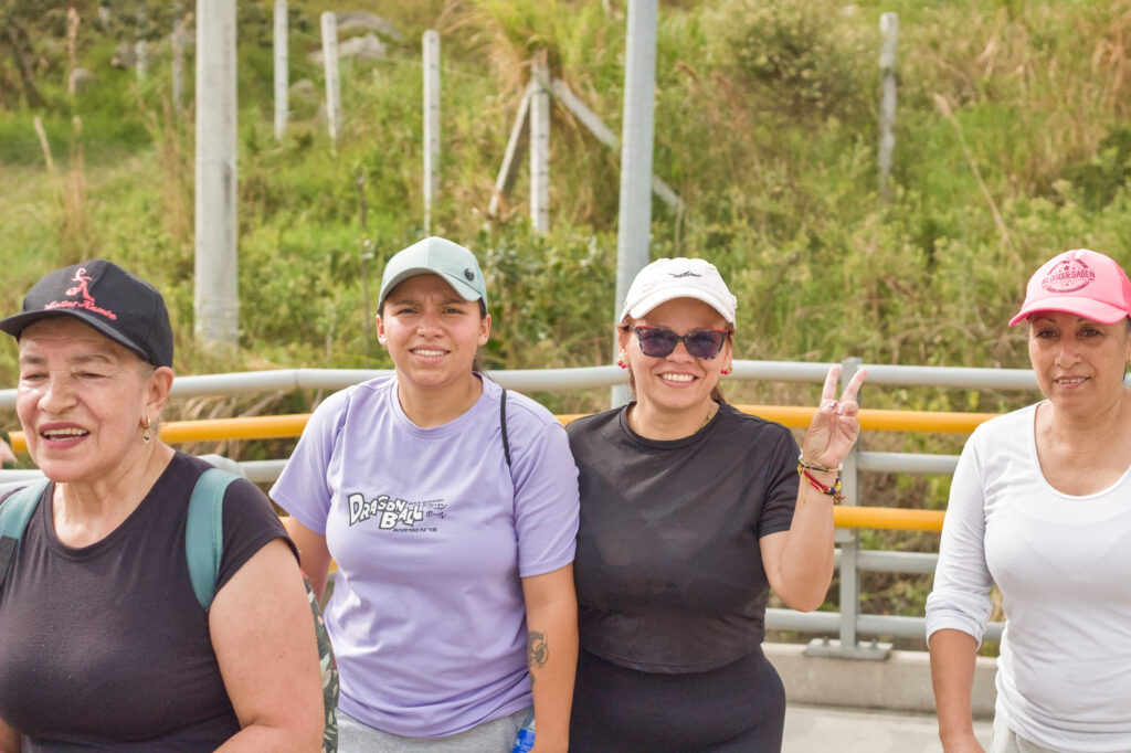 Caminata Tres Esquinas en Fusagasugá: Crónica, Ruta y Fotos (2026) 9 Cuatro mujeres senderistas sonriendo en el Puente Peatonal Cucharal sobre la Variante de Fusagasuga