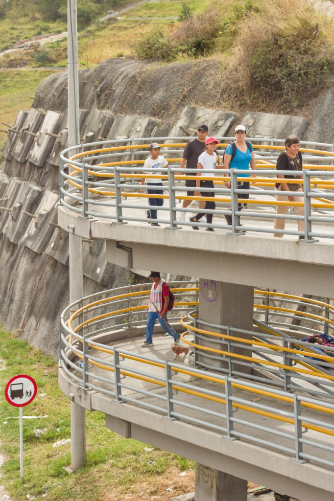 Caminata Tres Esquinas en Fusagasugá: Crónica, Ruta y Fotos (2026) 43 Familia ascendiendo por los niveles de la rampa en espiral del Puente Peatonal Cucharal Fusagasuga