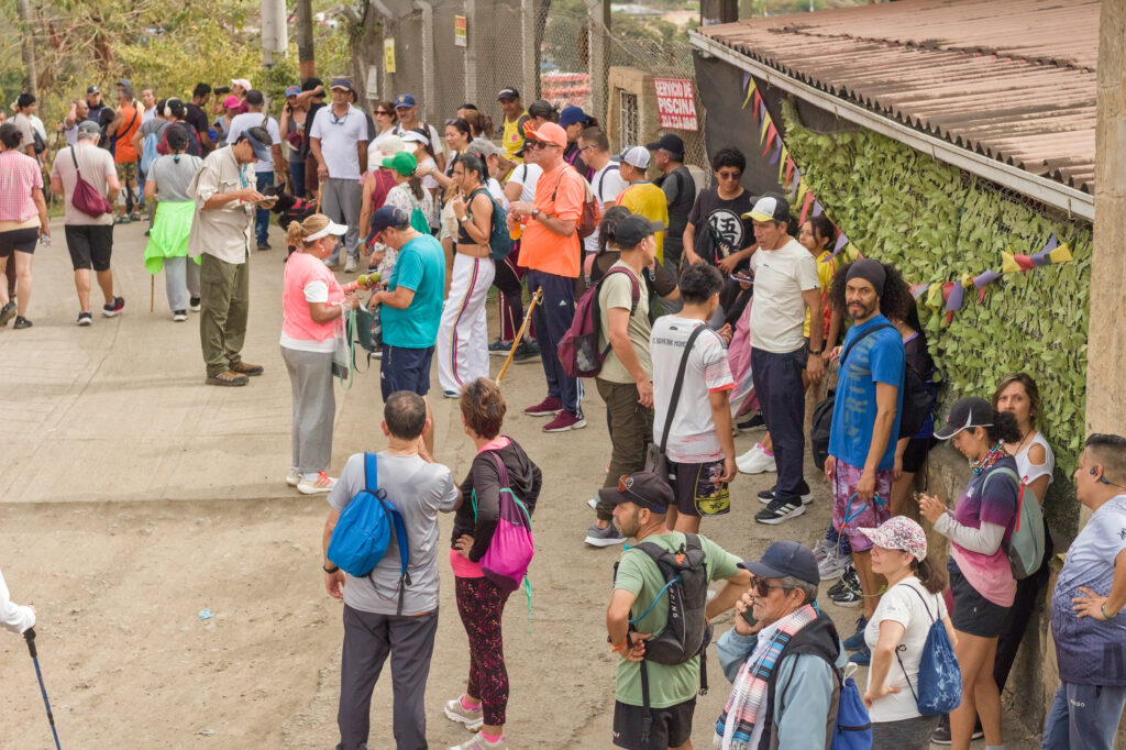 Caminata Tres Esquinas en Fusagasugá: Crónica, Ruta y Fotos (2026) 10 Reagrupamiento y punto de hidratacion en la entrada rural de la Vereda Cucharal Fusagasuga