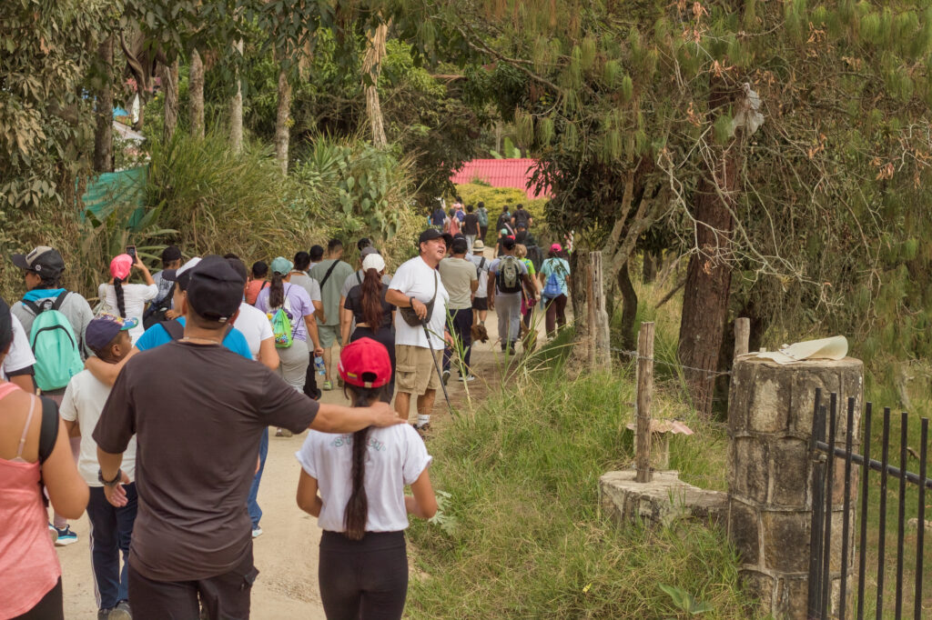 Caminata Tres Esquinas en Fusagasugá: Crónica, Ruta y Fotos (2026) 46 Senderistas caminando por camino de tierra arbolado en Vereda Cucharal Fusagasuga