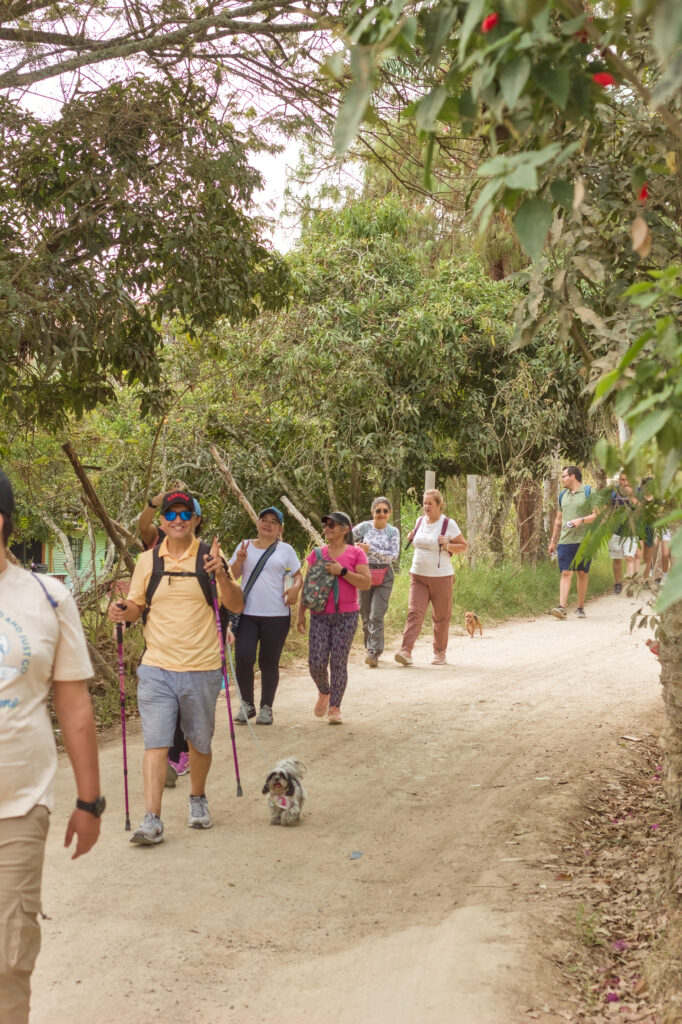 Caminata Tres Esquinas en Fusagasugá: Crónica, Ruta y Fotos (2026) 48 Senderista con polo amarillo gafas y doble baston paseando perro shih tzu en Vereda Cucharal Fusagasuga