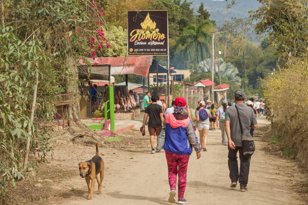 Caminata Tres Esquinas en Fusagasugá: Crónica, Ruta y Fotos (2026) 12 Piqueteadero Homero Cocina Artesanal con carne asada en sector Tres Esquinas Fusagasuga