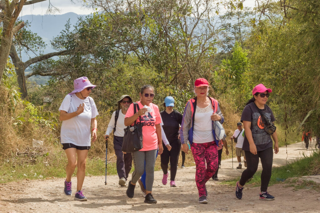 Caminata Tres Esquinas en Fusagasugá: Crónica, Ruta y Fotos (2026) 60 Cuatro mujeres senderistas con sombreros y ropa deportiva caminando en Vereda Novillero Fusagasuga