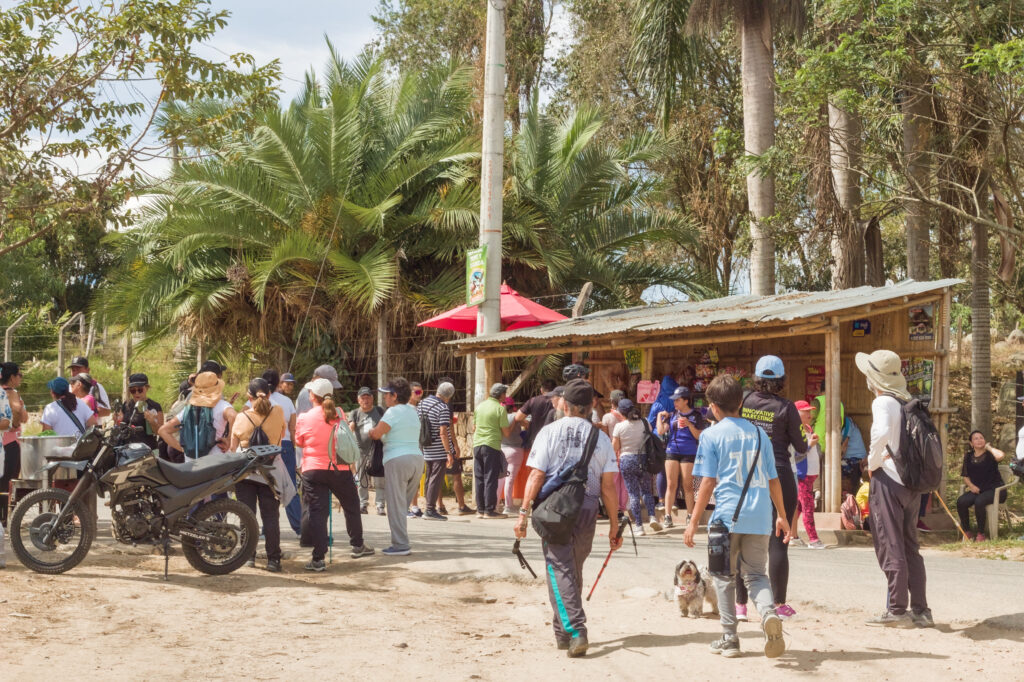 Caminata Tres Esquinas en Fusagasugá: Crónica, Ruta y Fotos (2026) 61 Caseta de bambu y sombrilla roja donde descansan senderistas en Vereda Novillero Fusagasuga