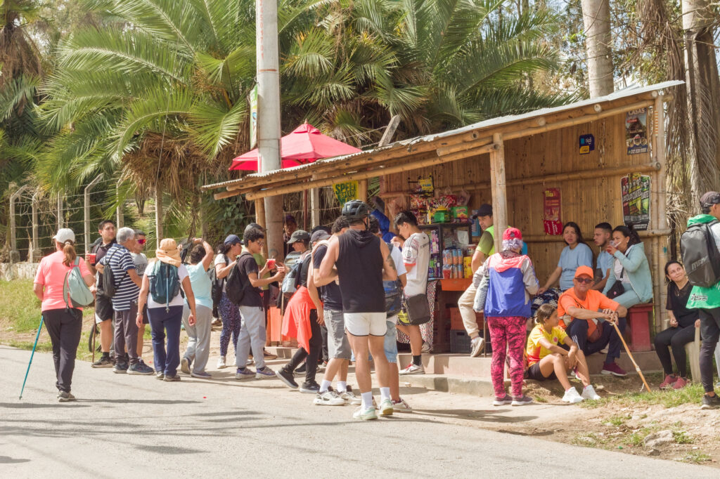 Caminata Tres Esquinas en Fusagasugá: Crónica, Ruta y Fotos (2026) 62 Senderistas sentados en bancas descansando y tomando bebidas en kiosco de guadua en Fusagasuga