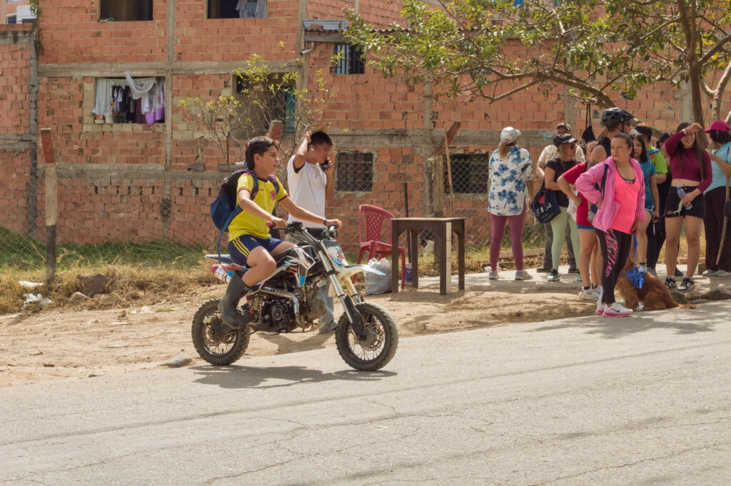 Caminata Tres Esquinas en Fusagasugá: Crónica, Ruta y Fotos (2026) 66 Nino en minimoto cross pasando junto a grupo de senderistas en Vereda Novillero Fusagasuga