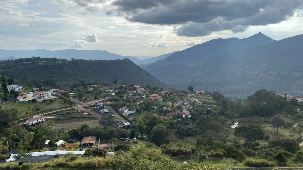 Caminos de Niebla y Montaña: El Manual del Senderista Consciente en Fusagasugá 4