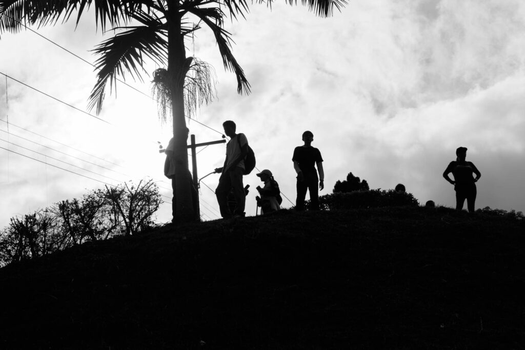 Tras las huellas de los Sutagaos: Una travesía ancestral por el camino La Palma - La Aguadita 11 Siluetas a contraluz de senderistas en la cima de la colina bajo cielo encapotado en Fusagasuga tras las huellas de los Sutagaos en Fusagasuga