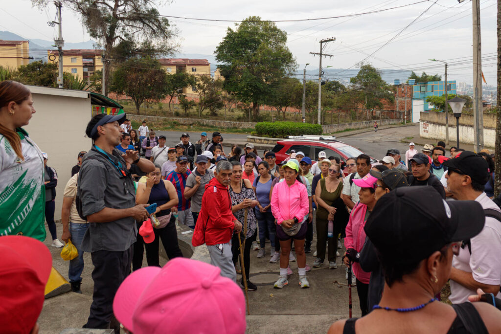 Tras las huellas de los Sutagaos: Una travesía ancestral por el camino La Palma - La Aguadita 4 Guia del IDERF dando instrucciones de seguridad a los senderistas en Fusagasuga