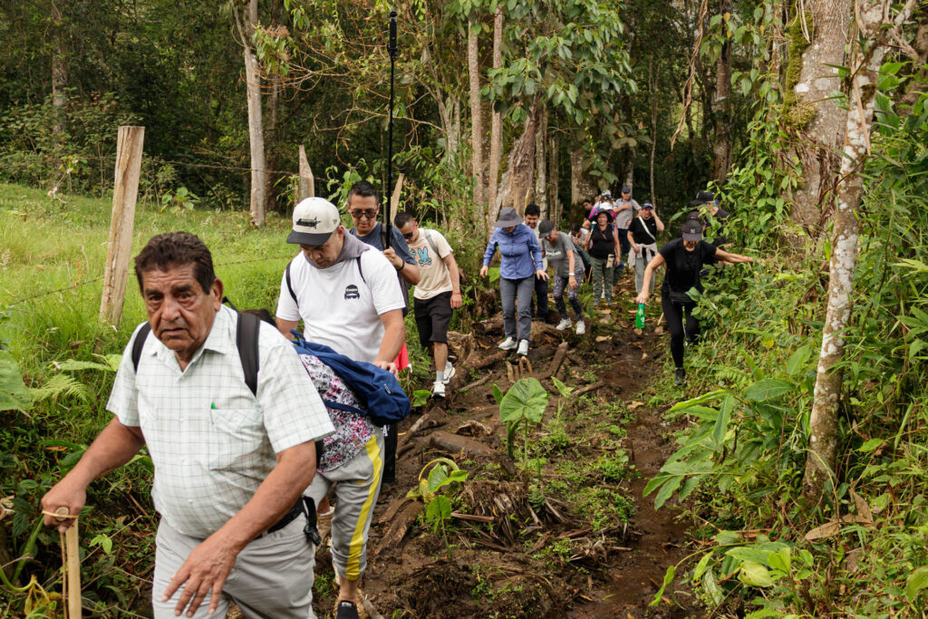 Tras las huellas de los Sutagaos: Una travesía ancestral por el camino La Palma - La Aguadita 22 Grupo de caminantes saliendo a potreros altos con vistas abiertas