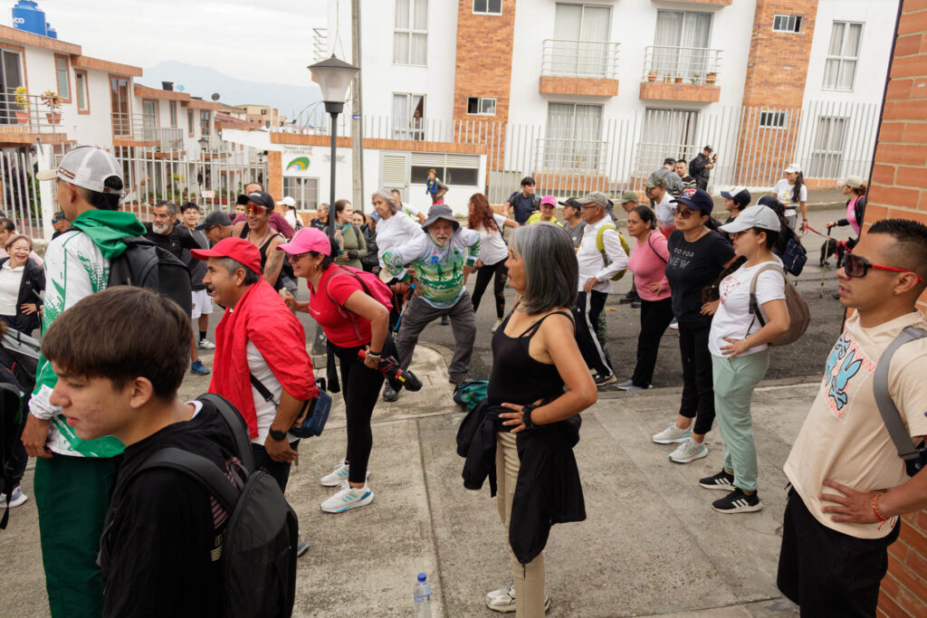Tras las huellas de los Sutagaos: Una travesía ancestral por el camino La Palma - La Aguadita 5 Senderistas realizando ejercicios de estiramiento y calentamiento previo a la caminata
