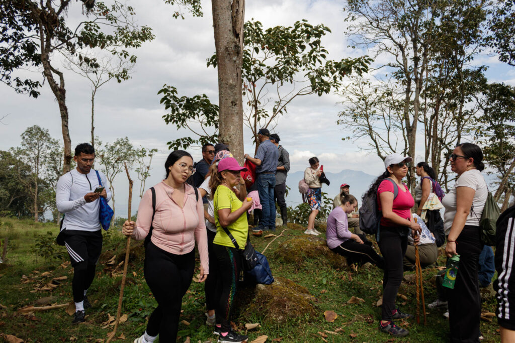 Tras las huellas de los Sutagaos: Una travesía ancestral por el camino La Palma - La Aguadita 34 Caminantes descansando.