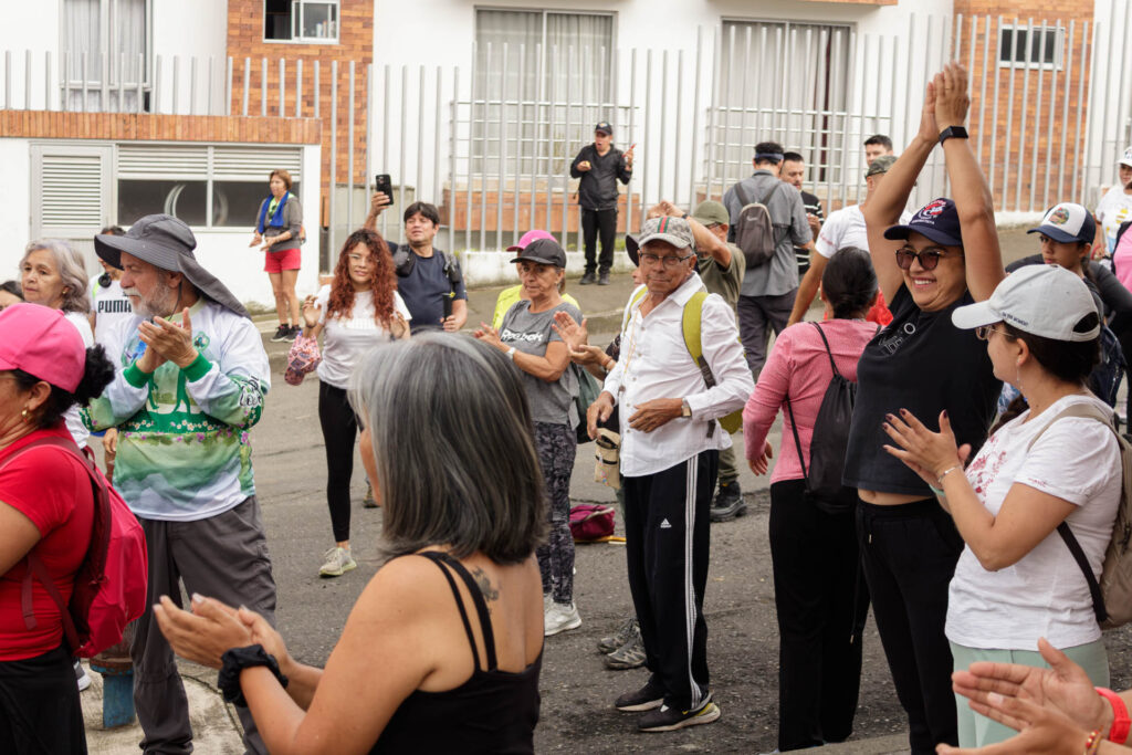 Tras las huellas de los Sutagaos: Una travesía ancestral por el camino La Palma - La Aguadita 6 Grupo animado de caminantes aplaudiendo antes de salir hacia el camino de herradura