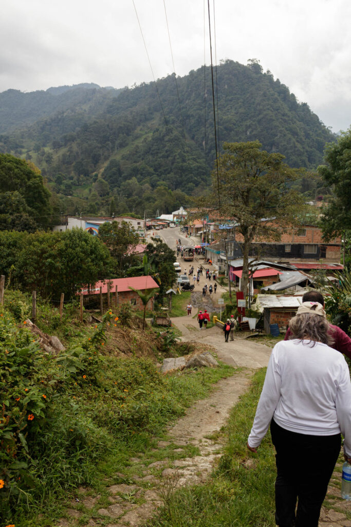Tras las huellas de los Sutagaos: Una travesía ancestral por el camino La Palma - La Aguadita 43 Caminantes llegando a las primeras viviendas campesinas de La Aguadita