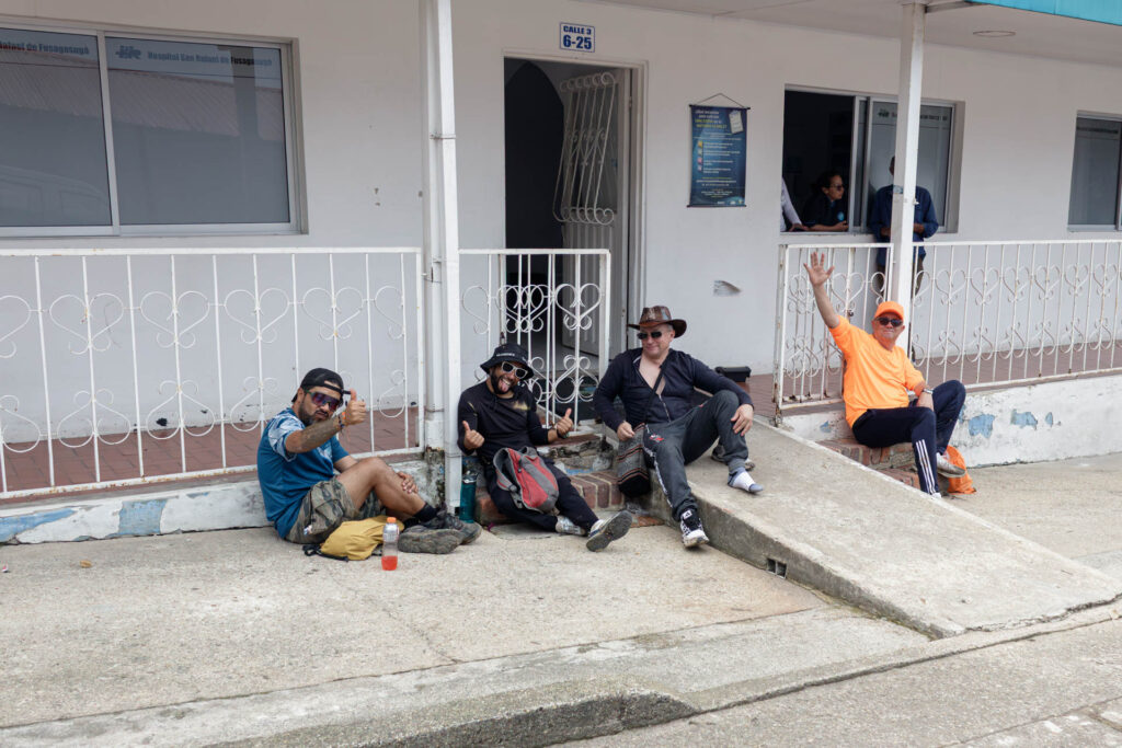 Tras las huellas de los Sutagaos: Una travesía ancestral por el camino La Palma - La Aguadita 44 Senderistas felices tras completar el tramo mas tecnico de la caminata