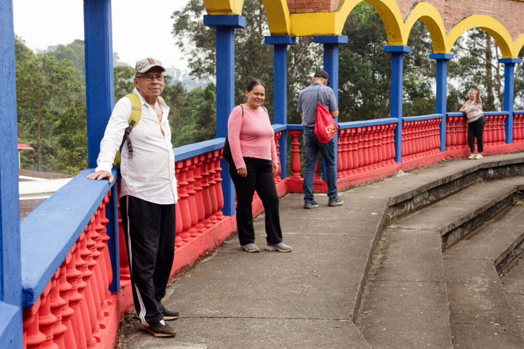 Tras las huellas de los Sutagaos: Una travesía ancestral por el camino La Palma - La Aguadita 47 Caminantes disfrutando de las particularidades de la población