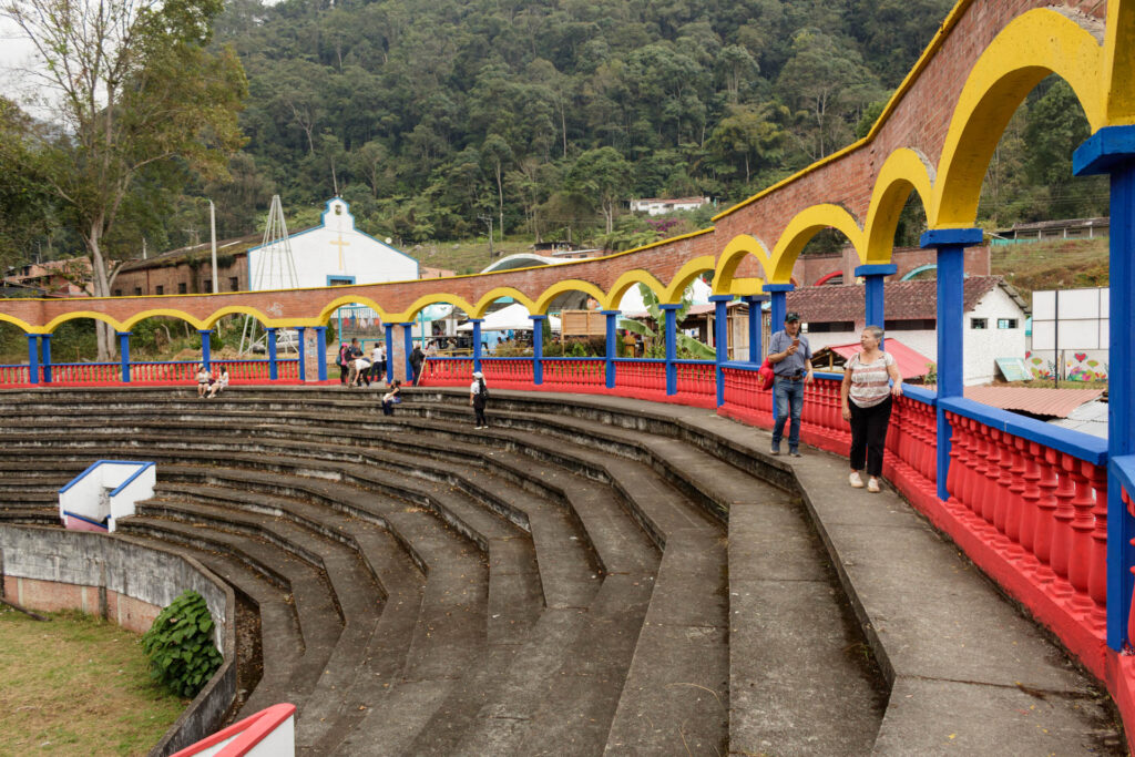 Tras las huellas de los Sutagaos: Una travesía ancestral por el camino La Palma - La Aguadita 48 Caminantes en la plaza de toros