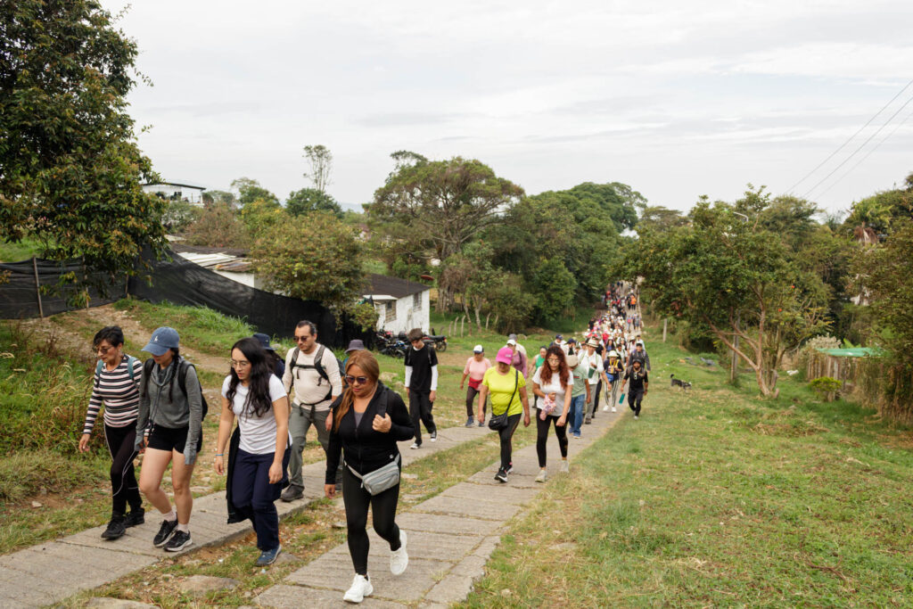 Tras las huellas de los Sutagaos: Una travesía ancestral por el camino La Palma - La Aguadita 8 Senderistas subiendo por la via hacia la vereda La Palma en Fusagasuga