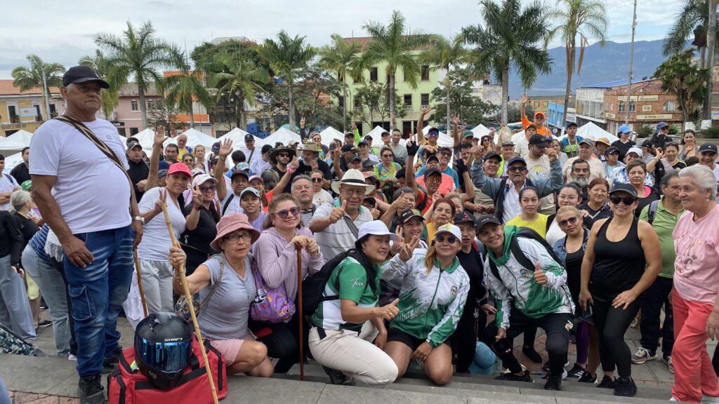 Caminata Tres Esquinas en Fusagasugá: Crónica, Ruta y Fotos (2026) 2 Fotografía oficial de salida con instructores del IDERF al frente y senderistas en Plaza Mayor de Fusagasuga